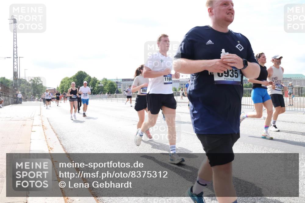 29.06.2025 - hella hamburg halbmarathon Lena Gebhardt http://msf.ph/oto/8375312 29.06.2025 10:15:09 Lombardsbrücke 860, 1168, 0935, 12634, 1071, 1296, 1379, 1524, 1575, 1745, 2046, 2140, 2281, 2601, 2690, 2720, 3025, 3454, 3507, 3509, 3513, 3650, 3691, 3844, 4495, 4641, 5271, 5608, 5800, 5981, 5986, 6181, 6248, 6317, 6935, 7195, 7439, 7452, 7809, 7810, 7881, 8055, 8237, 8239, 8256, 8275, 8522, 8563, 8609, 8755, 8854, 9113, 9173, 9307, 9423, 9556, 9663, 9709, 9847, 9911, 9975, 9997, 10391, 10589, 10717, 10858, 10963, 11271, 11598, 12457, 13453, 13500, 15150, 15740 meine-sportfotos.de