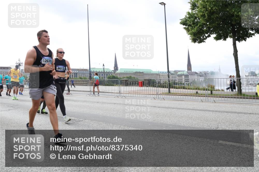 29.06.2025 - hella hamburg halbmarathon Lena Gebhardt http://msf.ph/oto/8375340 29.06.2025 10:39:58 Lombardsbrücke 12631, 8612, 1058, 1076, 1291, 1586, 1691, 1899, 2019, 2254, 2313, 2515, 2572, 2578, 2866, 2888, 2976, 3046, 3237, 3515, 3607, 3808, 3882, 3883, 3884, 4173, 4271, 4298, 4471, 4609, 4752, 5045, 5229, 5263, 5654, 5701, 5877, 5901, 6097, 6427, 6428, 6548, 6698, 6719, 6726, 6739, 6750, 6866, 6876, 6890, 6920, 7045, 7053, 7125, 7174, 7199, 7429, 7455, 7456, 7675, 7850, 8107, 8612, 8995, 9569, 9698, 9747, 9777, 10441 meine-sportfotos.de