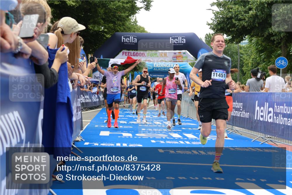 29.06.2025 - hella hamburg halbmarathon Strokosch-Dieckow http://msf.ph/oto/8375428 29.06.2025 10:48:28 Ziel 1163, 1176, 1537, 2213, 3747, 5129, 5362, 5421, 5528, 6081, 6923, 8216, 9262, 10000, 10860, 11451, 11579, 12149, 12549, 12690, 12840, 13962, 14033, 14990, 15573, 15808, 15917, 17395, 17745, 17855, 18251, 18790, 18815, 18923 meine-sportfotos.de