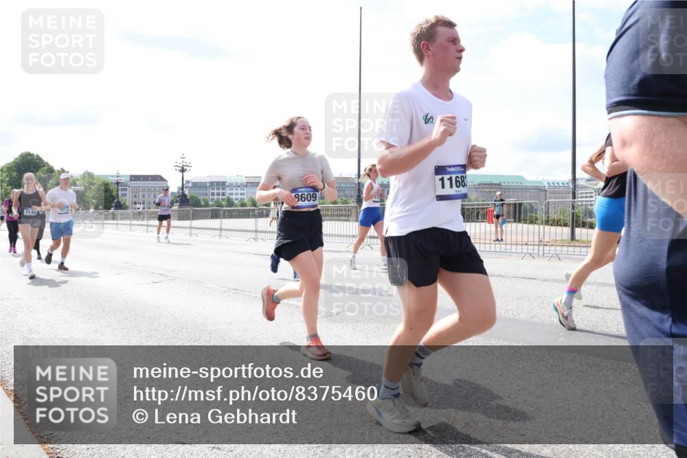 29.06.2025 - hella hamburg halbmarathon Lena Gebhardt http://msf.ph/oto/8375460 29.06.2025 10:15:09 Lombardsbrücke 2140, 8609, 1168, 1071, 1296, 1379, 1524, 1575, 1745, 2046, 2140, 2281, 2601, 2690, 2720, 3025, 3454, 3507, 3509, 3513, 3650, 3691, 3844, 4495, 4641, 5271, 5608, 5800, 5981, 5986, 6181, 6248, 6317, 6935, 7195, 7439, 7452, 7809, 7810, 7881, 8055, 8237, 8239, 8256, 8275, 8522, 8563, 8609, 8755, 8854, 9113, 9173, 9307, 9423, 9556, 9663, 9709, 9847, 9911, 9975, 9997, 10391, 10589, 10717, 10858, 10963, 11271, 11598, 12457, 13453, 13500, 15150, 15740 meine-sportfotos.de