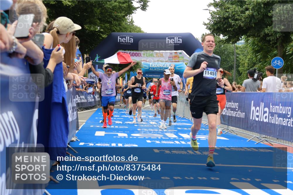 29.06.2025 - hella hamburg halbmarathon Strokosch-Dieckow http://msf.ph/oto/8375484 29.06.2025 10:48:28 Ziel 1163, 1176, 1537, 2213, 3747, 5129, 5362, 5421, 5528, 6081, 6923, 8216, 9262, 10000, 10860, 11451, 11579, 12149, 12549, 12690, 12840, 13962, 14033, 14990, 15573, 15808, 15917, 17395, 17745, 17855, 18251, 18790, 18815, 18923 meine-sportfotos.de