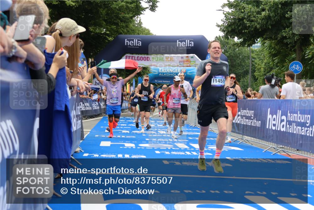 29.06.2025 - hella hamburg halbmarathon Strokosch-Dieckow http://msf.ph/oto/8375507 29.06.2025 10:48:28 Ziel 1163, 1176, 1537, 2213, 3747, 5129, 5362, 5421, 5528, 6081, 6923, 8216, 9262, 10000, 10860, 11451, 11579, 12149, 12549, 12690, 12840, 13962, 14033, 14990, 15573, 15808, 15917, 17395, 17745, 17855, 18251, 18790, 18815, 18923 meine-sportfotos.de