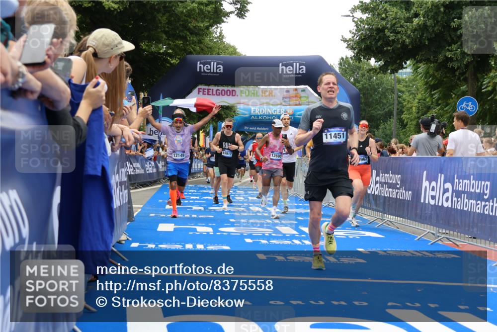 29.06.2025 - hella hamburg halbmarathon Strokosch-Dieckow http://msf.ph/oto/8375558 29.06.2025 10:48:28 Ziel 1163, 1176, 1537, 2213, 3747, 5129, 5362, 5421, 5528, 6081, 6923, 8216, 9262, 10000, 10860, 11451, 11579, 12149, 12549, 12690, 12840, 13962, 14033, 14990, 15573, 15808, 15917, 17395, 17745, 17855, 18251, 18790, 18815, 18923 meine-sportfotos.de