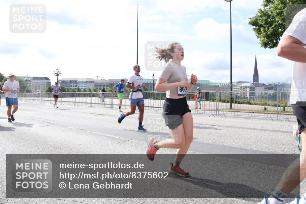 29.06.2025 - hella hamburg halbmarathon Lena Gebhardt http://msf.ph/oto/8375602 29.06.2025 10:15:10 Lombardsbrücke 3513, 8609, 1071, 1296, 1379, 1524, 1575, 1745, 2046, 2140, 2281, 2601, 2690, 2720, 3025, 3454, 3507, 3509, 3513, 3650, 3691, 3844, 4495, 4641, 5271, 5608, 5800, 5981, 5986, 6181, 6248, 6317, 6935, 7195, 7439, 7452, 7809, 7810, 7881, 8055, 8237, 8239, 8256, 8275, 8522, 8563, 8609, 8755, 8854, 9113, 9173, 9307, 9423, 9556, 9709, 9847, 9911, 9975, 9997, 10391, 10589, 10717, 10858, 10963, 11271, 11598, 12457, 12521, 13197, 13453, 13500, 15150, 15740 meine-sportfotos.de