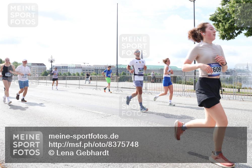 29.06.2025 - hella hamburg halbmarathon Lena Gebhardt http://msf.ph/oto/8375748 29.06.2025 10:15:10 Lombardsbrücke 2140, 3513, 9975, 609, 1071, 1296, 1379, 1524, 1575, 1745, 2046, 2140, 2281, 2601, 2690, 2720, 3025, 3454, 3507, 3509, 3513, 3650, 3691, 3844, 4495, 4641, 5271, 5608, 5800, 5981, 5986, 6181, 6248, 6317, 6935, 7195, 7439, 7452, 7809, 7810, 7881, 8055, 8237, 8239, 8256, 8275, 8522, 8563, 8609, 8755, 8854, 9113, 9173, 9307, 9423, 9556, 9709, 9847, 9911, 9975, 9997, 10391, 10589, 10717, 10858, 10963, 11271, 11598, 12457, 12521, 13197, 13453, 13500, 15150, 15740 meine-sportfotos.de