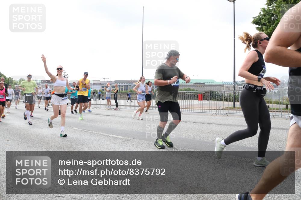 29.06.2025 - hella hamburg halbmarathon Lena Gebhardt http://msf.ph/oto/8375792 29.06.2025 10:39:59 Lombardsbrücke 6698, 1874, 3881, 371, 1058, 1076, 1291, 1586, 1691, 1899, 2019, 2254, 2313, 2515, 2572, 2578, 2866, 2888, 2976, 3046, 3237, 3515, 3607, 3808, 3882, 3883, 3884, 4173, 4271, 4298, 4471, 4609, 4752, 4756, 5045, 5113, 5229, 5263, 5351, 5352, 5654, 5701, 5877, 5901, 6097, 6427, 6428, 6548, 6698, 6719, 6726, 6739, 6750, 6866, 6876, 6890, 6920, 7045, 7053, 7125, 7174, 7199, 7429, 7455, 7456, 7675, 7850, 8107, 8612, 8995, 9569, 9747, 9777, 10441 meine-sportfotos.de