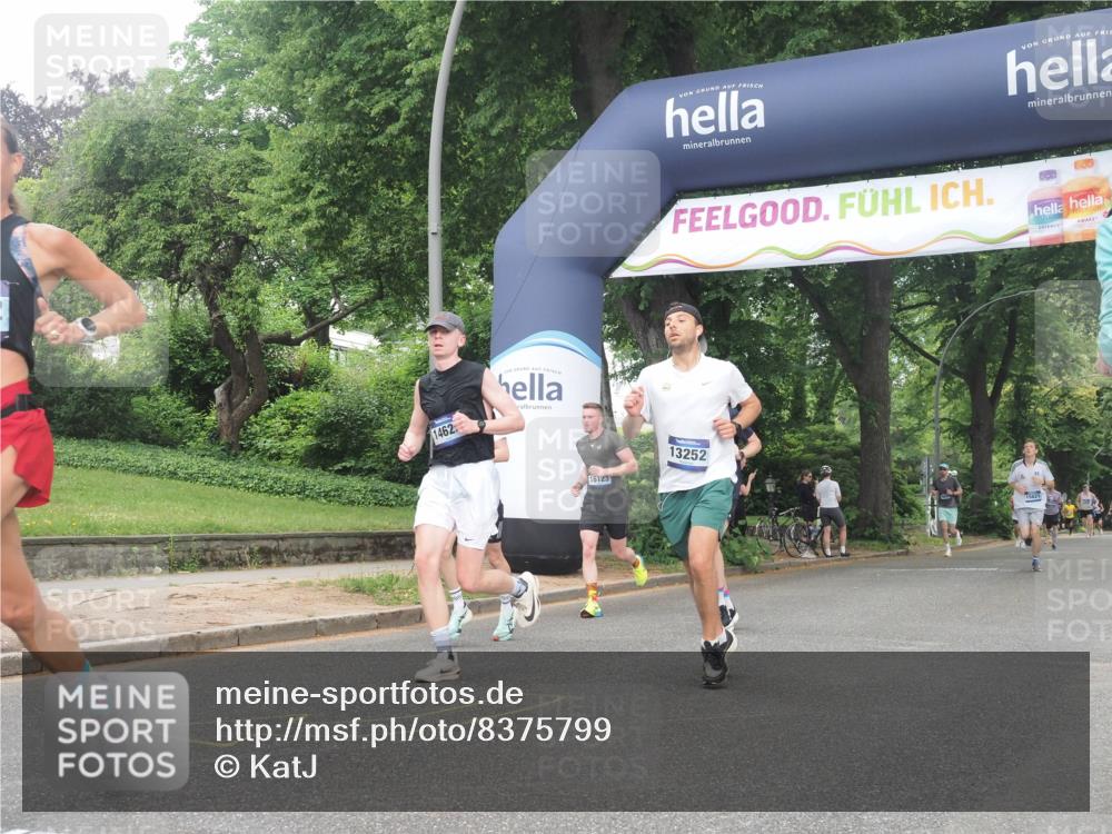 29.06.2025 - hella hamburg halbmarathon KatJ http://msf.ph/oto/8375799 29.06.2025 10:24:27 Zwischen KM18-KM19 1889, 4944, 5554 meine-sportfotos.de