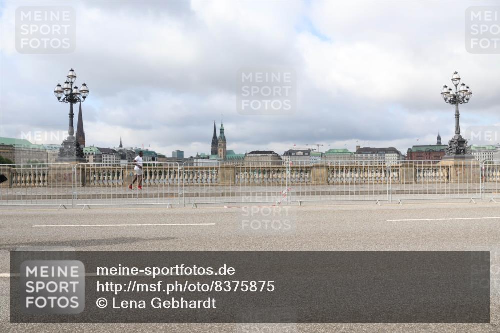 29.06.2025 - hella hamburg halbmarathon Lena Gebhardt http://msf.ph/oto/8375875 29.06.2025 09:13:10 Lombardsbrücke  meine-sportfotos.de