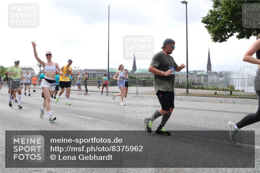 29.06.2025 - hella hamburg halbmarathon Lena Gebhardt http://msf.ph/oto/8375962 29.06.2025 10:39:59 Lombardsbrücke 6698, 1058, 1076, 1291, 1586, 1691, 1899, 2019, 2254, 2313, 2515, 2572, 2578, 2866, 2888, 2976, 3046, 3237, 3515, 3607, 3808, 3882, 3883, 3884, 4173, 4271, 4298, 4471, 4609, 4752, 4756, 5045, 5113, 5229, 5263, 5351, 5352, 5654, 5701, 5877, 5901, 6097, 6427, 6428, 6548, 6698, 6719, 6726, 6739, 6750, 6866, 6876, 6890, 6920, 7045, 7053, 7125, 7174, 7199, 7429, 7455, 7456, 7675, 7850, 8107, 8612, 8995, 9569, 9747, 9777, 10441 meine-sportfotos.de