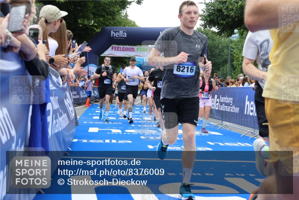 29.06.2025 - hella hamburg halbmarathon Strokosch-Dieckow http://msf.ph/oto/8376009 29.06.2025 10:48:23 Ziel 1537, 3747, 5129, 5362, 5528, 6081, 6923, 7367, 8216, 9262, 9770, 10860, 11451, 11467, 12149, 12549, 12690, 12840, 13962, 14033, 14990, 15735, 15808, 17395, 17745, 17855, 17982, 18251, 18790, 18923, 18963 meine-sportfotos.de