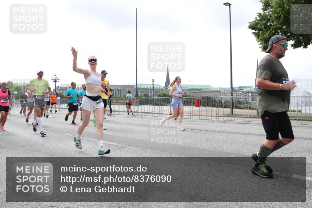 29.06.2025 - hella hamburg halbmarathon Lena Gebhardt http://msf.ph/oto/8376090 29.06.2025 10:39:59 Lombardsbrücke 6698, 11874, 1058, 1076, 1291, 1586, 1691, 1899, 2019, 2254, 2313, 2515, 2572, 2578, 2866, 2888, 2976, 3046, 3237, 3515, 3607, 3808, 3882, 3883, 3884, 4173, 4271, 4298, 4471, 4609, 4752, 4756, 5045, 5113, 5229, 5263, 5351, 5352, 5654, 5701, 5877, 5901, 6097, 6427, 6428, 6548, 6698, 6719, 6726, 6739, 6750, 6866, 6876, 6890, 6920, 7045, 7053, 7125, 7174, 7199, 7429, 7455, 7456, 7675, 7850, 8107, 8612, 8995, 9569, 9747, 9777, 10441 meine-sportfotos.de