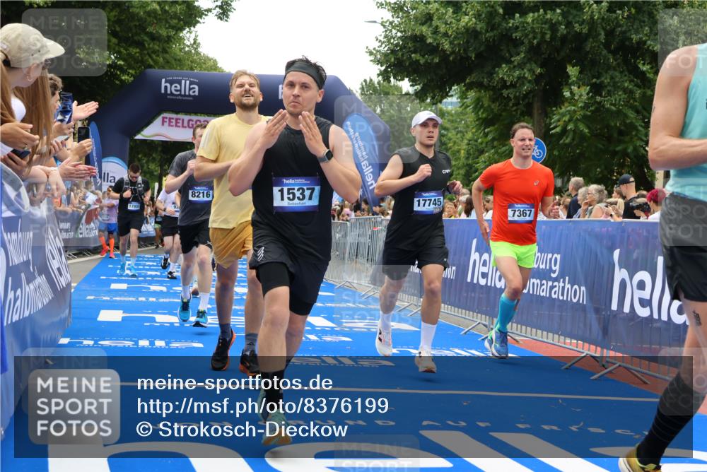 29.06.2025 - hella hamburg halbmarathon Strokosch-Dieckow http://msf.ph/oto/8376199 29.06.2025 10:48:21 Ziel 1537, 3747, 5129, 5362, 5528, 6081, 6923, 7367, 7599, 8216, 9262, 9770, 11211, 11451, 11467, 12549, 12840, 13962, 14797, 14990, 15629, 15735, 17745, 17855, 17982, 18790, 18923, 18963, 19127 meine-sportfotos.de