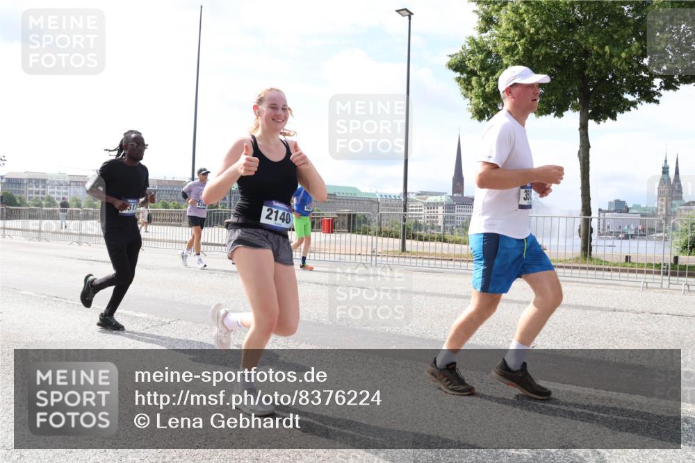 29.06.2025 - hella hamburg halbmarathon Lena Gebhardt http://msf.ph/oto/8376224 29.06.2025 10:15:13 Lombardsbrücke 2140, 317, 1071, 1296, 1379, 1524, 1575, 1745, 2046, 2140, 2281, 2601, 2690, 2720, 3025, 3454, 3507, 3509, 3513, 3650, 3691, 3844, 4495, 4641, 5271, 5608, 5739, 5800, 5986, 6181, 6248, 6317, 6935, 7195, 7439, 7452, 7809, 7810, 7881, 8055, 8237, 8239, 8256, 8275, 8522, 8563, 8609, 8854, 9113, 9173, 9307, 9423, 9847, 9911, 9975, 9997, 10391, 10589, 10717, 10858, 10963, 11271, 11598, 12457, 12521, 13197, 13453, 13500, 15150, 15740 meine-sportfotos.de
