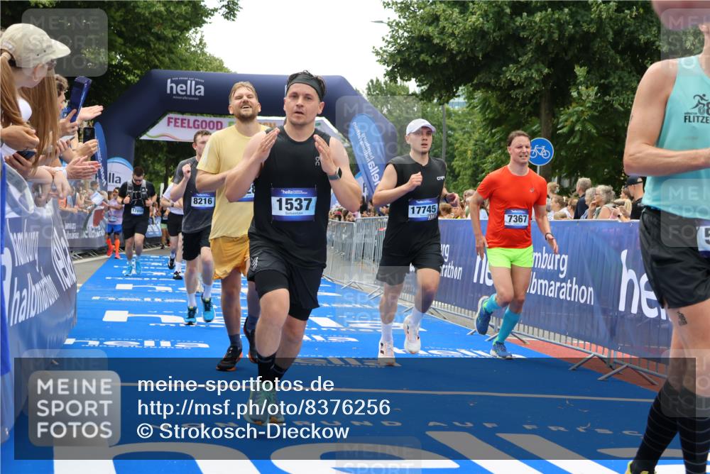 29.06.2025 - hella hamburg halbmarathon Strokosch-Dieckow http://msf.ph/oto/8376256 29.06.2025 10:48:21 Ziel 1537, 3747, 5129, 5362, 5528, 6081, 6923, 7367, 7599, 8216, 9262, 9770, 11211, 11451, 11467, 12549, 12840, 13962, 14797, 14990, 15629, 15735, 17745, 17855, 17982, 18790, 18923, 18963, 19127 meine-sportfotos.de