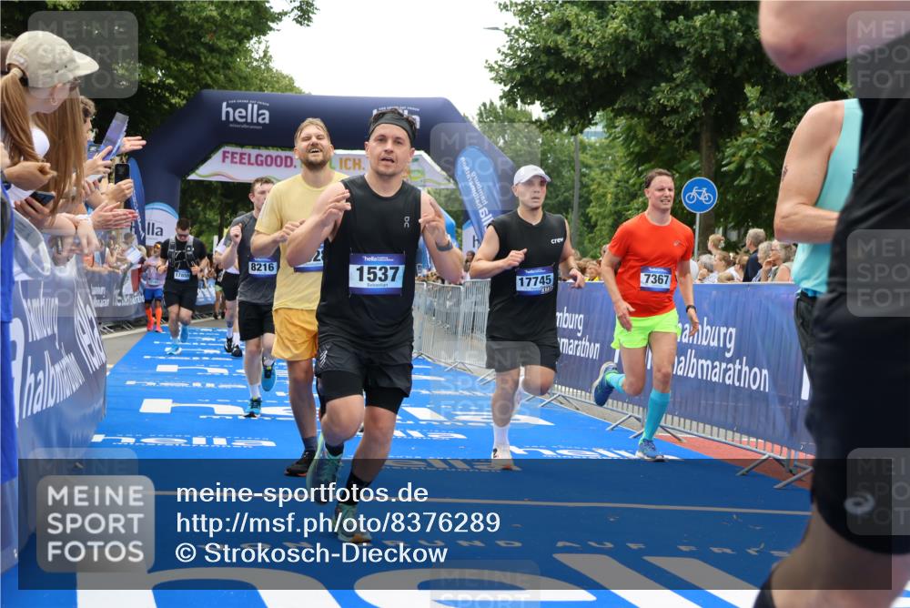 29.06.2025 - hella hamburg halbmarathon Strokosch-Dieckow http://msf.ph/oto/8376289 29.06.2025 10:48:21 Ziel 1537, 3747, 5129, 5362, 5528, 6081, 6923, 7367, 7599, 8216, 9262, 9770, 11211, 11451, 11467, 12549, 12840, 13962, 14797, 14990, 15629, 15735, 17745, 17855, 17982, 18790, 18923, 18963, 19127 meine-sportfotos.de