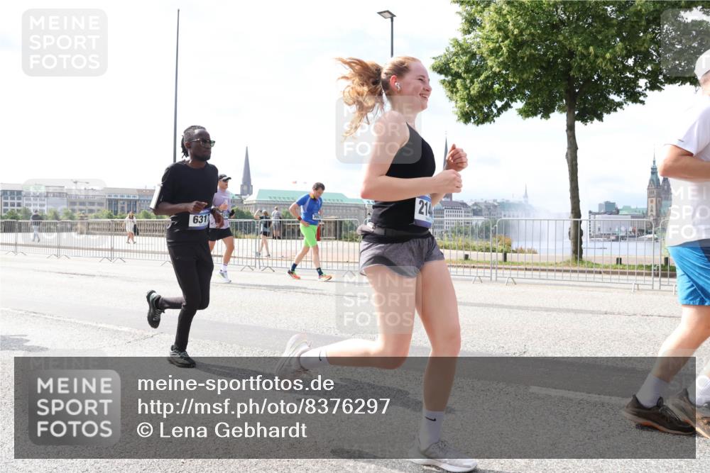 29.06.2025 - hella hamburg halbmarathon Lena Gebhardt http://msf.ph/oto/8376297 29.06.2025 10:15:13 Lombardsbrücke 214, 631, 1071, 1296, 1379, 1524, 1575, 1745, 2046, 2140, 2281, 2601, 2690, 2720, 3025, 3454, 3507, 3509, 3513, 3650, 3691, 3844, 4495, 4641, 5271, 5608, 5739, 5800, 5986, 6181, 6248, 6317, 6935, 7195, 7439, 7452, 7809, 7810, 7881, 8055, 8237, 8239, 8256, 8275, 8522, 8563, 8609, 8854, 9113, 9173, 9307, 9423, 9847, 9911, 9975, 9997, 10391, 10589, 10717, 10858, 10963, 11271, 11598, 12457, 12521, 13197, 13453, 13500, 15150, 15740 meine-sportfotos.de