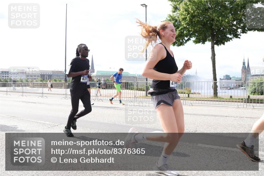 29.06.2025 - hella hamburg halbmarathon Lena Gebhardt http://msf.ph/oto/8376365 29.06.2025 10:15:13 Lombardsbrücke 631, 1071, 1296, 1379, 1524, 1575, 1745, 2046, 2140, 2281, 2601, 2690, 2720, 3025, 3454, 3507, 3509, 3513, 3650, 3691, 3844, 4495, 4641, 5271, 5608, 5739, 5800, 5986, 6181, 6248, 6317, 6935, 7195, 7439, 7452, 7809, 7810, 7881, 8055, 8237, 8239, 8256, 8275, 8522, 8563, 8609, 8854, 9113, 9173, 9307, 9423, 9847, 9911, 9975, 9997, 10391, 10589, 10717, 10858, 10963, 11271, 11598, 12457, 12521, 13197, 13453, 13500, 15150, 15740 meine-sportfotos.de
