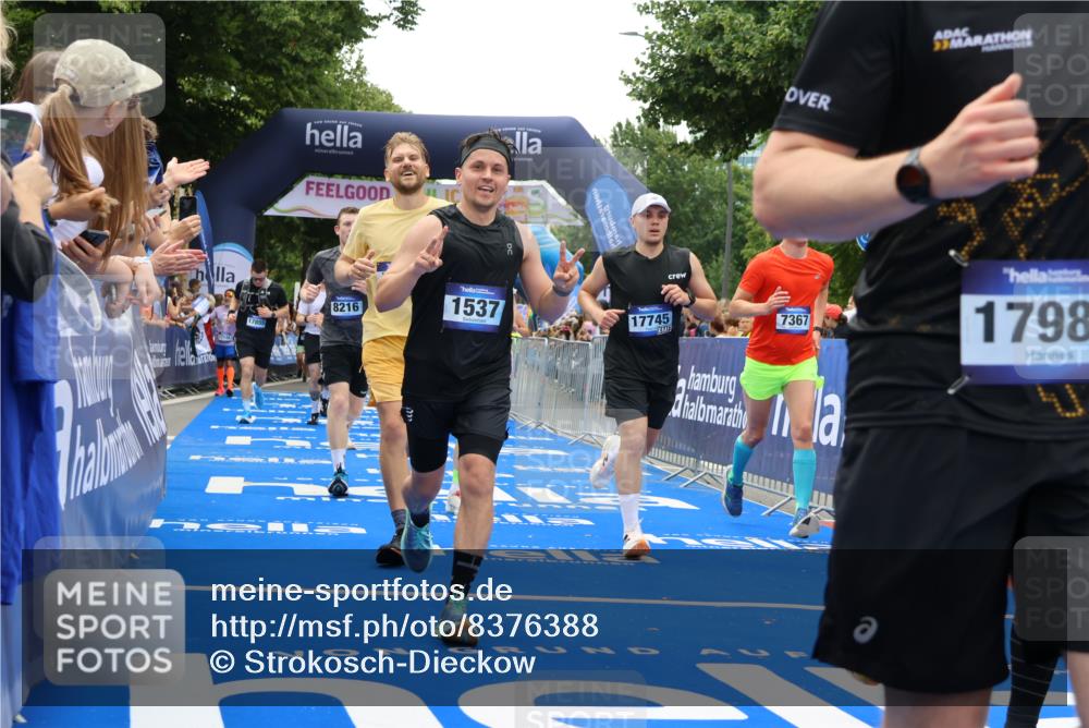 29.06.2025 - hella hamburg halbmarathon Strokosch-Dieckow http://msf.ph/oto/8376388 29.06.2025 10:48:21 Ziel 1537, 3747, 5129, 5362, 5528, 6081, 6923, 7367, 7599, 8216, 9262, 9770, 11211, 11451, 11467, 12549, 12840, 13962, 14797, 14990, 15629, 15735, 17745, 17855, 17982, 18790, 18923, 18963, 19127 meine-sportfotos.de