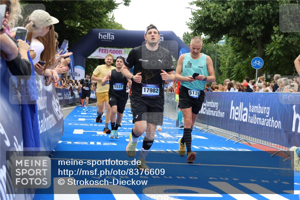 29.06.2025 - hella hamburg halbmarathon Strokosch-Dieckow http://msf.ph/oto/8376609 29.06.2025 10:48:20 Ziel 1537, 3747, 5129, 5362, 5528, 6081, 6923, 7367, 7599, 8216, 8916, 9262, 9770, 11211, 11451, 11467, 12549, 12840, 14797, 14990, 15629, 15735, 17745, 17855, 17982, 18790, 18923, 18963, 19127 meine-sportfotos.de