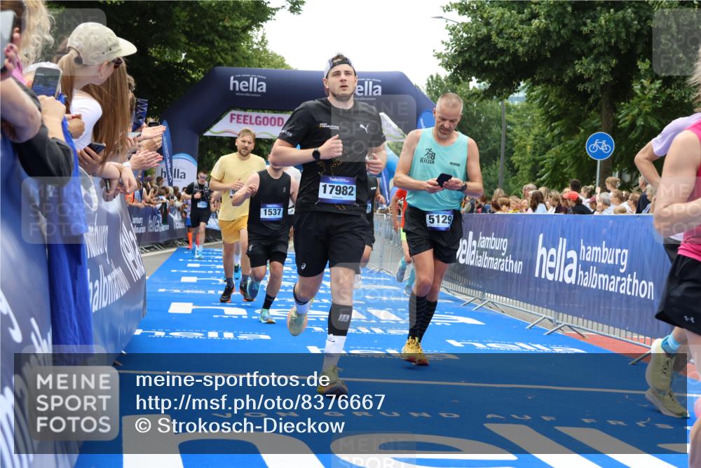 29.06.2025 - hella hamburg halbmarathon Strokosch-Dieckow http://msf.ph/oto/8376667 29.06.2025 10:48:20 Ziel 1537, 3747, 5129, 5362, 5528, 6081, 6923, 7367, 7599, 8216, 8916, 9262, 9770, 11211, 11451, 11467, 12549, 12840, 14797, 14990, 15629, 15735, 17745, 17855, 17982, 18790, 18923, 18963, 19127 meine-sportfotos.de