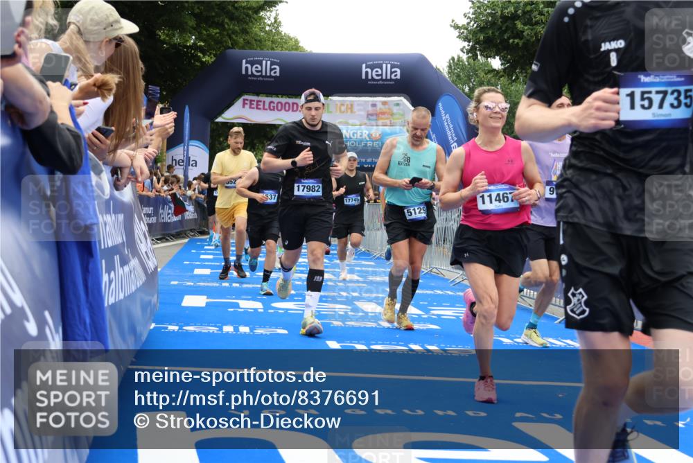 29.06.2025 - hella hamburg halbmarathon Strokosch-Dieckow http://msf.ph/oto/8376691 29.06.2025 10:48:19 Ziel 1537, 3747, 5129, 5362, 5528, 6081, 6923, 7367, 7599, 8216, 8916, 9262, 9770, 11211, 11467, 12549, 12840, 14797, 15629, 15735, 17745, 17855, 17982, 18790, 18923, 18963, 19127 meine-sportfotos.de
