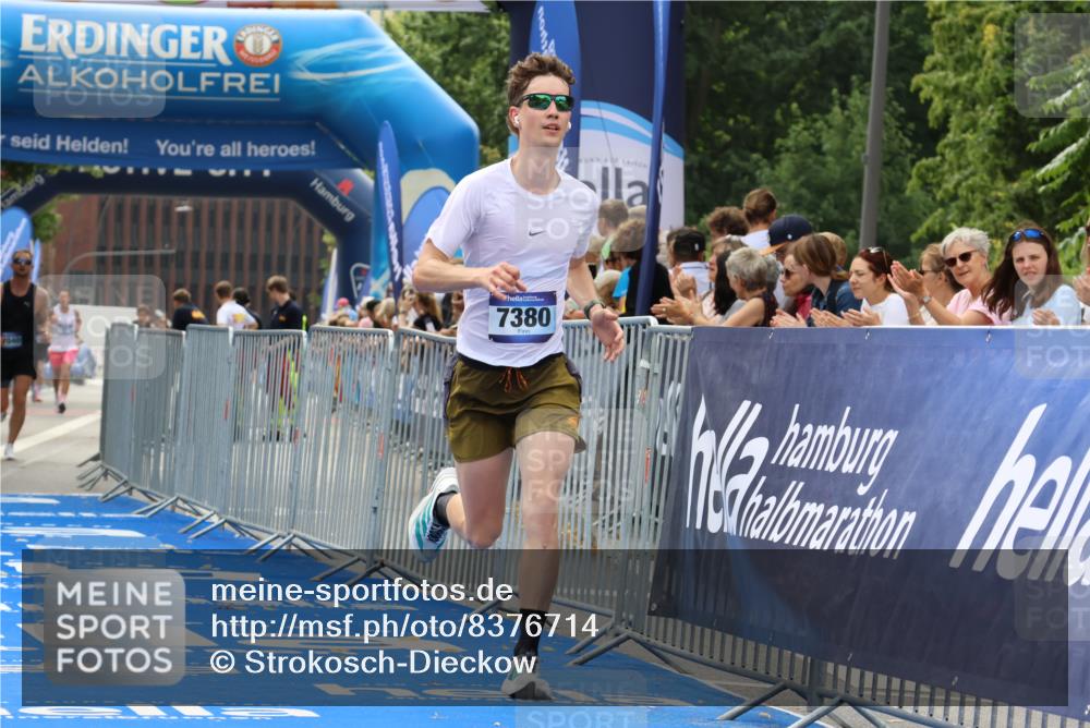 29.06.2025 - hella hamburg halbmarathon Strokosch-Dieckow http://msf.ph/oto/8376714 29.06.2025 10:26:22 Ziel 7380, 14728, 17040 meine-sportfotos.de