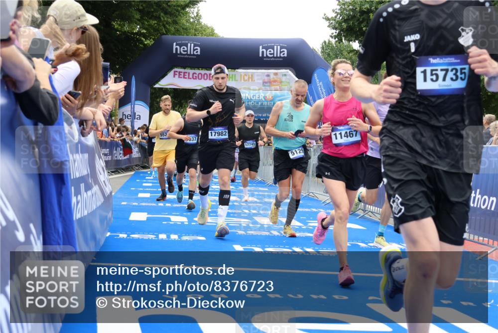 29.06.2025 - hella hamburg halbmarathon Strokosch-Dieckow http://msf.ph/oto/8376723 29.06.2025 10:48:19 Ziel 1537, 3747, 5129, 5362, 5528, 6081, 6923, 7367, 7599, 8216, 8916, 9262, 9770, 11211, 11467, 12549, 12840, 14797, 15629, 15735, 17745, 17855, 17982, 18790, 18923, 18963, 19127 meine-sportfotos.de