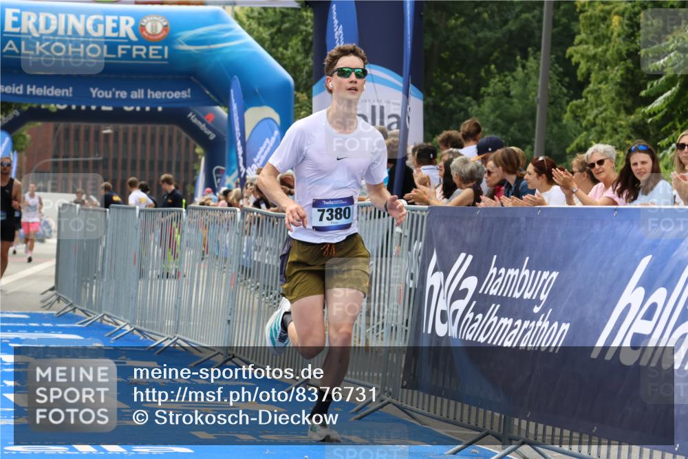 29.06.2025 - hella hamburg halbmarathon Strokosch-Dieckow http://msf.ph/oto/8376731 29.06.2025 10:26:22 Ziel 7380, 14728, 17040 meine-sportfotos.de