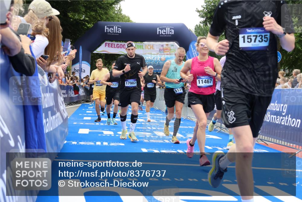 29.06.2025 - hella hamburg halbmarathon Strokosch-Dieckow http://msf.ph/oto/8376737 29.06.2025 10:48:19 Ziel 1537, 3747, 5129, 5362, 5528, 6081, 6923, 7367, 7599, 8216, 8916, 9262, 9770, 11211, 11467, 12549, 12840, 14797, 15629, 15735, 17745, 17855, 17982, 18790, 18923, 18963, 19127 meine-sportfotos.de
