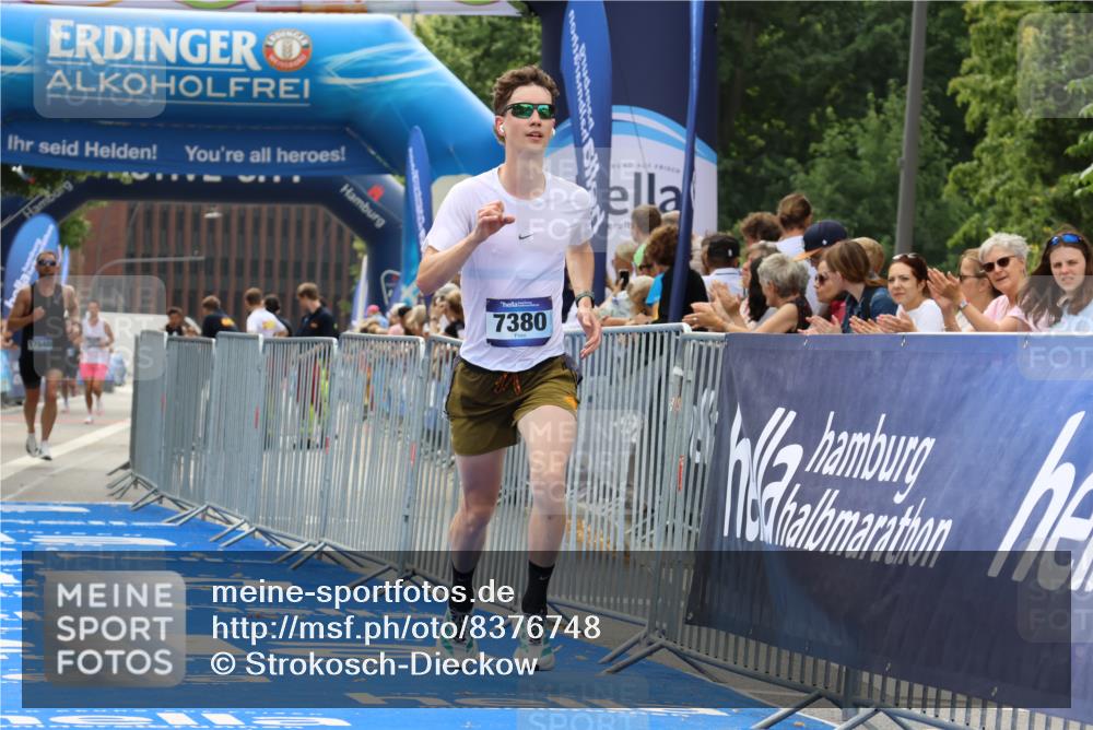 29.06.2025 - hella hamburg halbmarathon Strokosch-Dieckow http://msf.ph/oto/8376748 29.06.2025 10:26:22 Ziel 7380, 14728, 17040 meine-sportfotos.de
