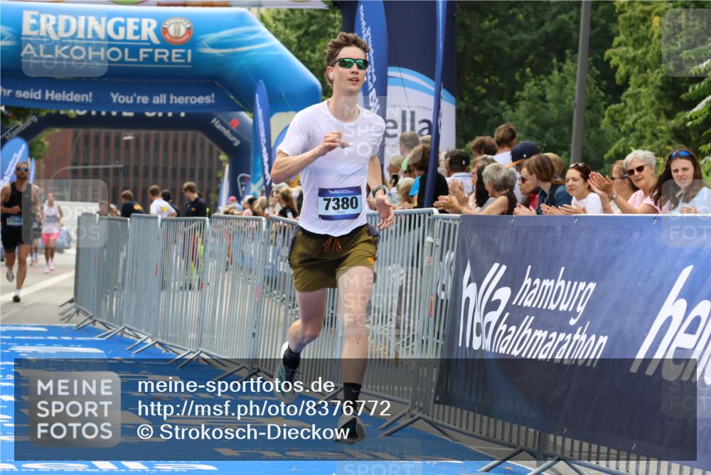 29.06.2025 - hella hamburg halbmarathon Strokosch-Dieckow http://msf.ph/oto/8376772 29.06.2025 10:26:22 Ziel 7380, 14728, 17040 meine-sportfotos.de