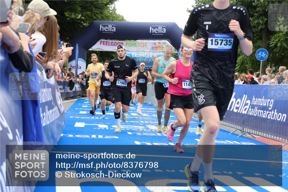 29.06.2025 - hella hamburg halbmarathon Strokosch-Dieckow http://msf.ph/oto/8376798 29.06.2025 10:48:19 Ziel 1537, 3747, 5129, 5362, 5528, 6081, 6923, 7367, 7599, 8216, 8916, 9262, 9770, 11211, 11467, 12549, 12840, 14797, 15629, 15735, 17745, 17855, 17982, 18790, 18923, 18963, 19127 meine-sportfotos.de