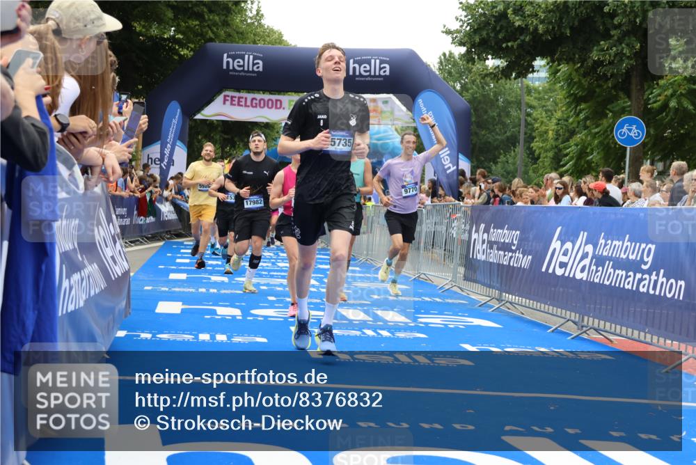 29.06.2025 - hella hamburg halbmarathon Strokosch-Dieckow http://msf.ph/oto/8376832 29.06.2025 10:48:18 Ziel 1537, 3747, 5129, 5362, 5528, 6081, 6923, 7367, 7599, 8216, 8916, 9262, 9770, 11211, 11467, 12549, 12685, 14797, 14814, 15590, 15629, 15735, 15981, 17745, 17982, 18790, 18923, 18963, 19127 meine-sportfotos.de
