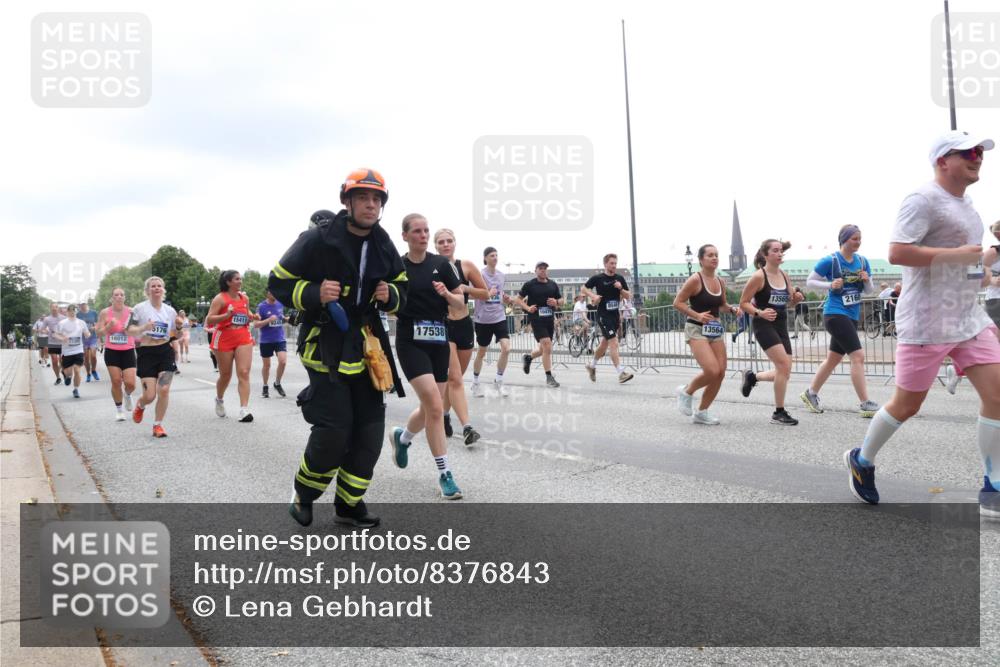29.06.2025 - hella hamburg halbmarathon Lena Gebhardt http://msf.ph/oto/8376843 29.06.2025 10:49:19 Lombardsbrücke 15411, 5176, 17538, 13564, 16012, 13565, 216, 1525, 1625, 1805, 2067, 2160, 2395, 2527, 2541, 2668, 2713, 2792, 2927, 3070, 3086, 3183, 3215, 3232, 3253, 3383, 3943, 4403, 4525, 4527, 4589, 4769, 4809, 5106, 5118, 5463, 5479, 5480, 5551, 6015, 6191, 6437, 6566, 6979, 6989, 7062, 7301, 7650, 7931, 7936, 8549, 9245, 9261, 9341, 9359, 10033, 10038, 10081, 10130, 10333, 10479, 10782, 10785, 11000, 11031, 11192, 11558, 11631 meine-sportfotos.de