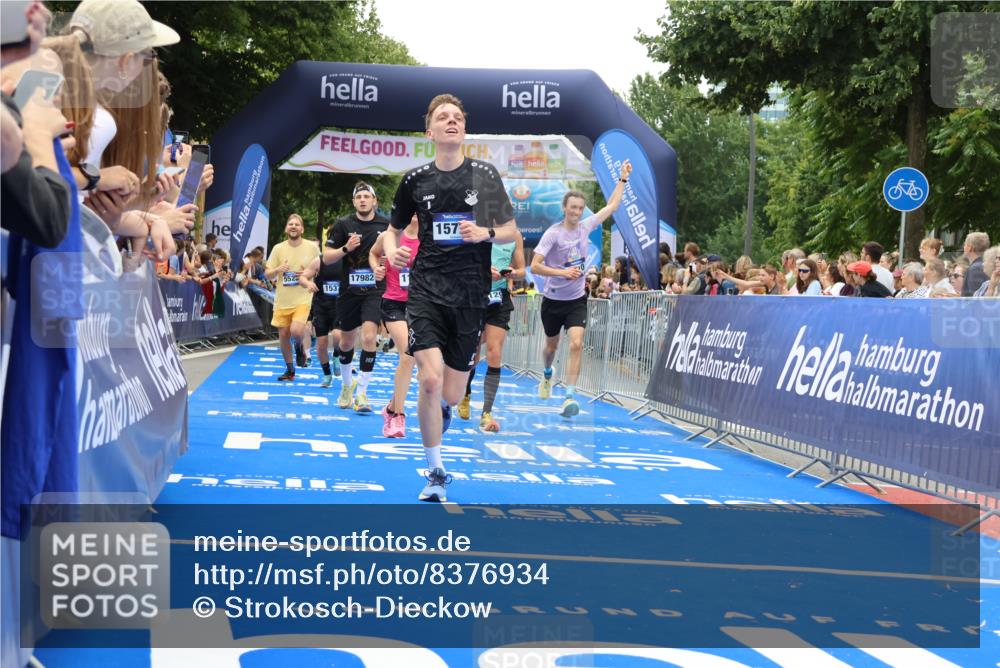 29.06.2025 - hella hamburg halbmarathon Strokosch-Dieckow http://msf.ph/oto/8376934 29.06.2025 10:48:17 Ziel 1537, 3747, 5129, 5362, 5528, 6081, 6923, 7367, 7599, 8216, 8916, 9770, 11211, 11467, 12549, 12685, 14797, 14814, 15590, 15629, 15735, 15981, 17745, 17982, 18963, 19127 meine-sportfotos.de