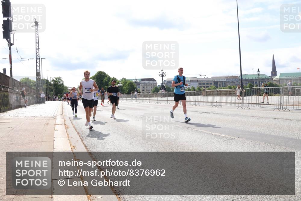 29.06.2025 - hella hamburg halbmarathon Lena Gebhardt http://msf.ph/oto/8376962 29.06.2025 10:15:15 Lombardsbrücke 1386, 1071, 1296, 1379, 1524, 1575, 1745, 2046, 2110, 2140, 2281, 2601, 2690, 2720, 3025, 3417, 3454, 3507, 3509, 3513, 3650, 3844, 4495, 4641, 5271, 5608, 5739, 5800, 5986, 6181, 6248, 6317, 7195, 7439, 7452, 7809, 7810, 7881, 8055, 8237, 8239, 8256, 8275, 8522, 8563, 8609, 8854, 9113, 9173, 9307, 9423, 9847, 9911, 9975, 9997, 10589, 10717, 10858, 10963, 11271, 11598, 12457, 12521, 13197, 13453, 13500, 15150, 15740 meine-sportfotos.de