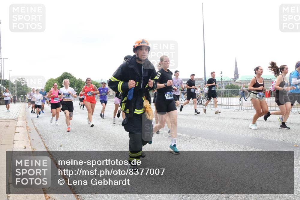 29.06.2025 - hella hamburg halbmarathon Lena Gebhardt http://msf.ph/oto/8377007 29.06.2025 10:49:19 Lombardsbrücke 17530, 1525, 1625, 1805, 2067, 2160, 2395, 2527, 2541, 2668, 2713, 2792, 2927, 3070, 3086, 3183, 3215, 3232, 3253, 3383, 3943, 4403, 4525, 4527, 4589, 4769, 4809, 5106, 5118, 5463, 5479, 5480, 5551, 6015, 6191, 6437, 6566, 6979, 6989, 7062, 7301, 7650, 7931, 7936, 8549, 9245, 9261, 9341, 9359, 10033, 10038, 10081, 10130, 10333, 10479, 10782, 10785, 11000, 11031, 11192, 11558, 11631 meine-sportfotos.de