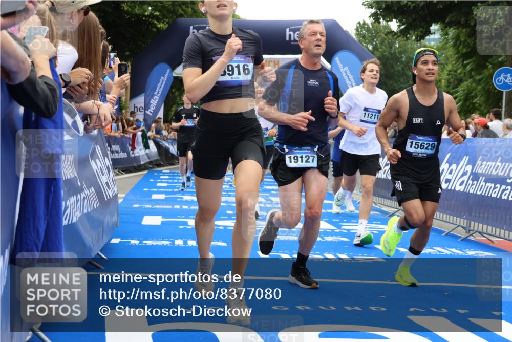 29.06.2025 - hella hamburg halbmarathon Strokosch-Dieckow http://msf.ph/oto/8377080 29.06.2025 10:48:15 Ziel 1537, 1914, 5129, 5528, 6923, 7367, 7599, 8216, 8916, 9544, 9770, 11211, 11467, 12685, 14192, 14797, 14814, 15590, 15629, 15735, 15973, 15981, 16269, 17745, 17982, 18963, 19127 meine-sportfotos.de