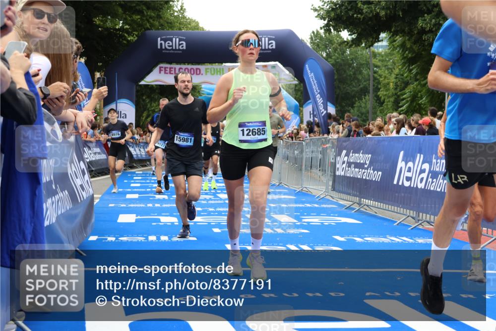 29.06.2025 - hella hamburg halbmarathon Strokosch-Dieckow http://msf.ph/oto/8377191 29.06.2025 10:48:11 Ziel 1914, 4324, 4711, 7599, 8916, 9544, 9626, 9638, 9770, 11211, 11467, 12685, 14192, 14797, 14814, 15590, 15629, 15735, 15973, 15981, 16094, 16149, 16269, 18963, 19127 meine-sportfotos.de