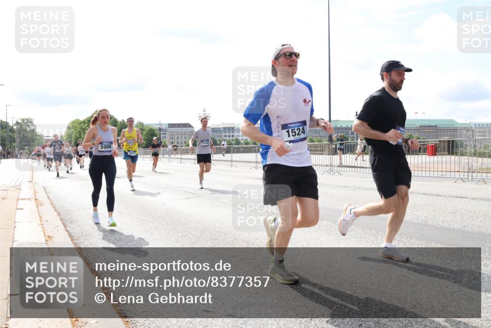 29.06.2025 - hella hamburg halbmarathon Lena Gebhardt http://msf.ph/oto/8377357 29.06.2025 10:15:18 Lombardsbrücke 5986, 5271, 1524, 1071, 1296, 1379, 1440, 1524, 1575, 1745, 2110, 2140, 2281, 2601, 2690, 2720, 3025, 3417, 3507, 3509, 3513, 3650, 3844, 4495, 4641, 5069, 5271, 5608, 5739, 5800, 5986, 6181, 6248, 6317, 7195, 7439, 7452, 7809, 7810, 7881, 8237, 8239, 8256, 8275, 8522, 8563, 8609, 8854, 9113, 9307, 9423, 9657, 9847, 9911, 9975, 9997, 10589, 10717, 10775, 10858, 10963, 11271, 11598, 12457, 12521, 13197, 13453, 13500, 14413, 15150, 15740 meine-sportfotos.de