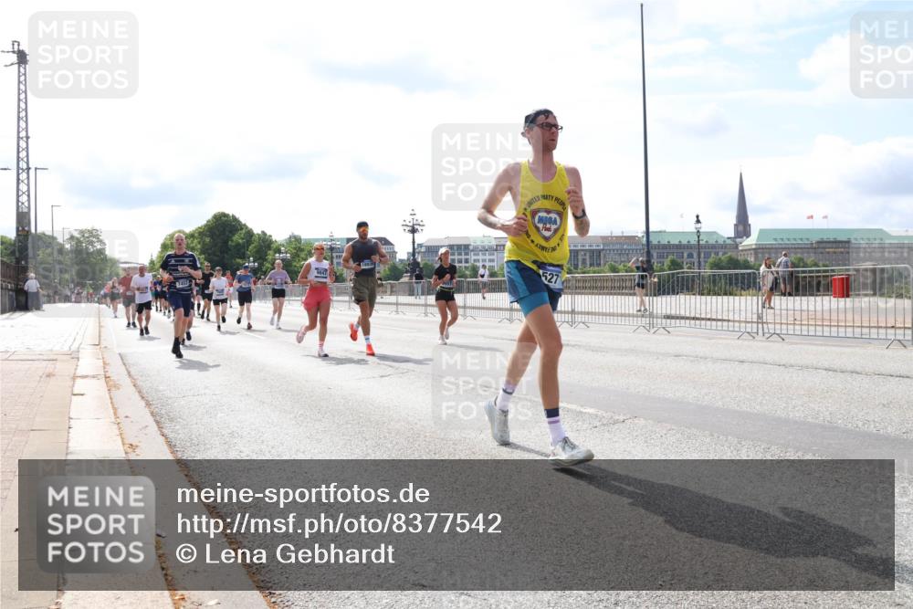 29.06.2025 - hella hamburg halbmarathon Lena Gebhardt http://msf.ph/oto/8377542 29.06.2025 10:15:20 Lombardsbrücke 9847, 1893, 527, 1296, 1379, 1440, 1524, 1575, 1745, 2110, 2140, 2281, 2720, 2989, 3025, 3417, 3507, 3509, 3513, 3650, 3844, 4466, 4495, 4641, 5069, 5271, 5608, 5739, 5800, 5986, 6181, 6248, 6317, 6576, 7439, 7452, 7809, 7810, 7881, 8237, 8239, 8256, 8275, 8522, 8563, 8609, 8854, 9113, 9307, 9423, 9657, 9847, 9911, 9975, 9997, 10589, 10717, 10775, 10858, 10963, 11271, 11598, 12457, 12521, 13197, 13453, 13500, 14413, 14552, 15150, 15307, 15740 meine-sportfotos.de