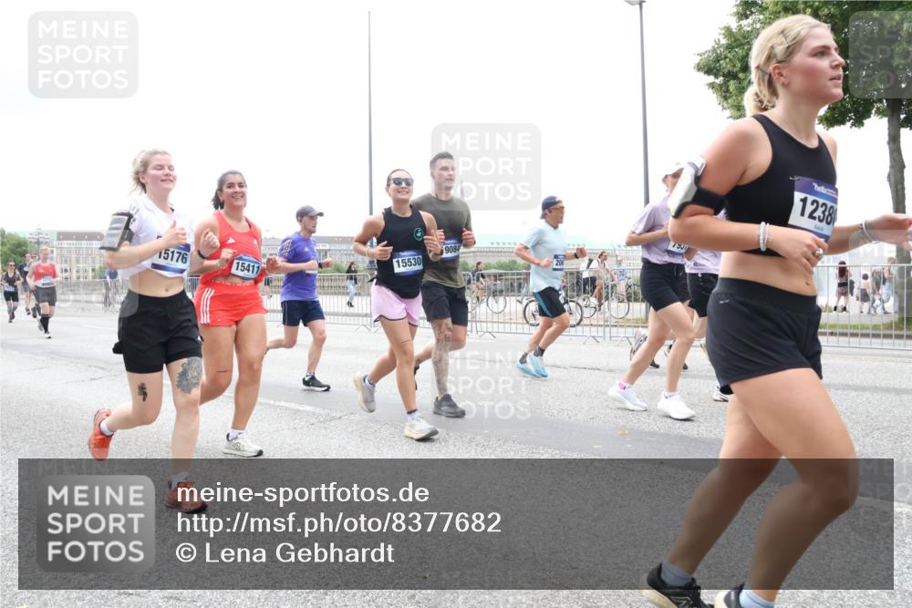 29.06.2025 - hella hamburg halbmarathon Lena Gebhardt http://msf.ph/oto/8377682 29.06.2025 10:49:21 Lombardsbrücke 15176, 15411, 15530, 9084, 7931, 1238, 1525, 1625, 1805, 2067, 2160, 2395, 2527, 2541, 2668, 2713, 2927, 3070, 3086, 3183, 3215, 3232, 3253, 3383, 3943, 4403, 4525, 4527, 4589, 4769, 4809, 5106, 5118, 5463, 5479, 5480, 5551, 5552, 6015, 6191, 6437, 6566, 6979, 6989, 7062, 7301, 7305, 7339, 7650, 7931, 7936, 8549, 9245, 9261, 9341, 9359, 10033, 10038, 10081, 10130, 10333, 10479, 10782, 10785, 11000, 11031, 11192, 11558, 11631, 12388 meine-sportfotos.de