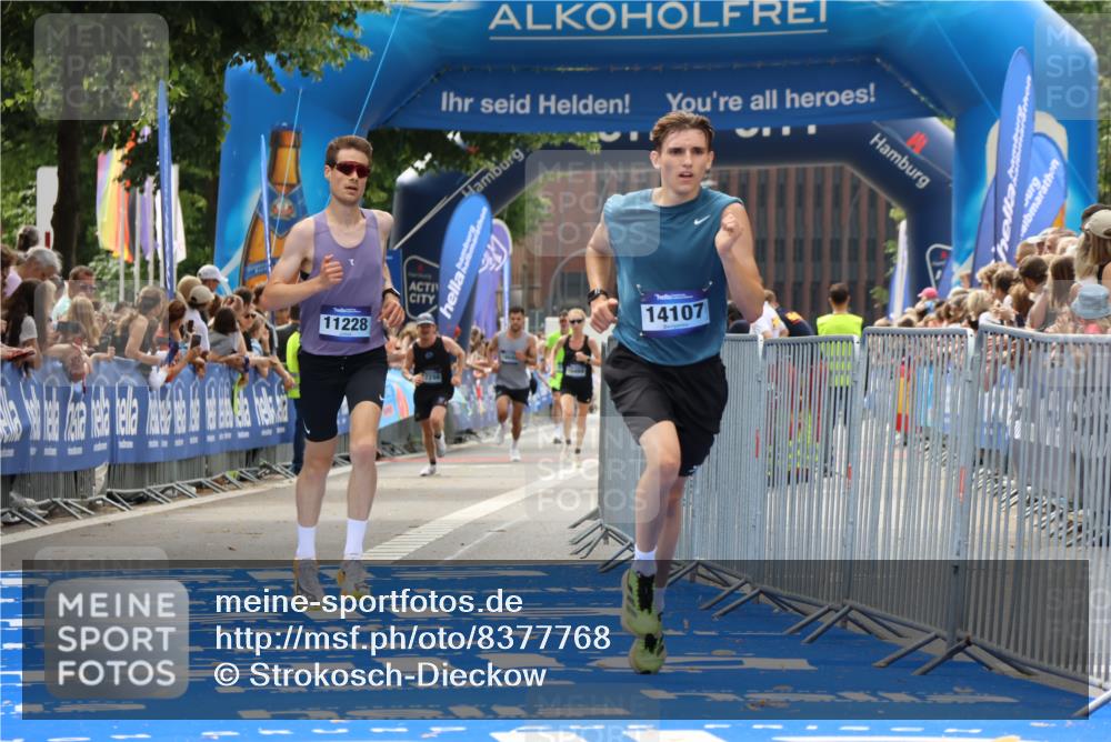 29.06.2025 - hella hamburg halbmarathon Strokosch-Dieckow http://msf.ph/oto/8377768 29.06.2025 10:25:40 Ziel 4338, 11228, 14107 meine-sportfotos.de