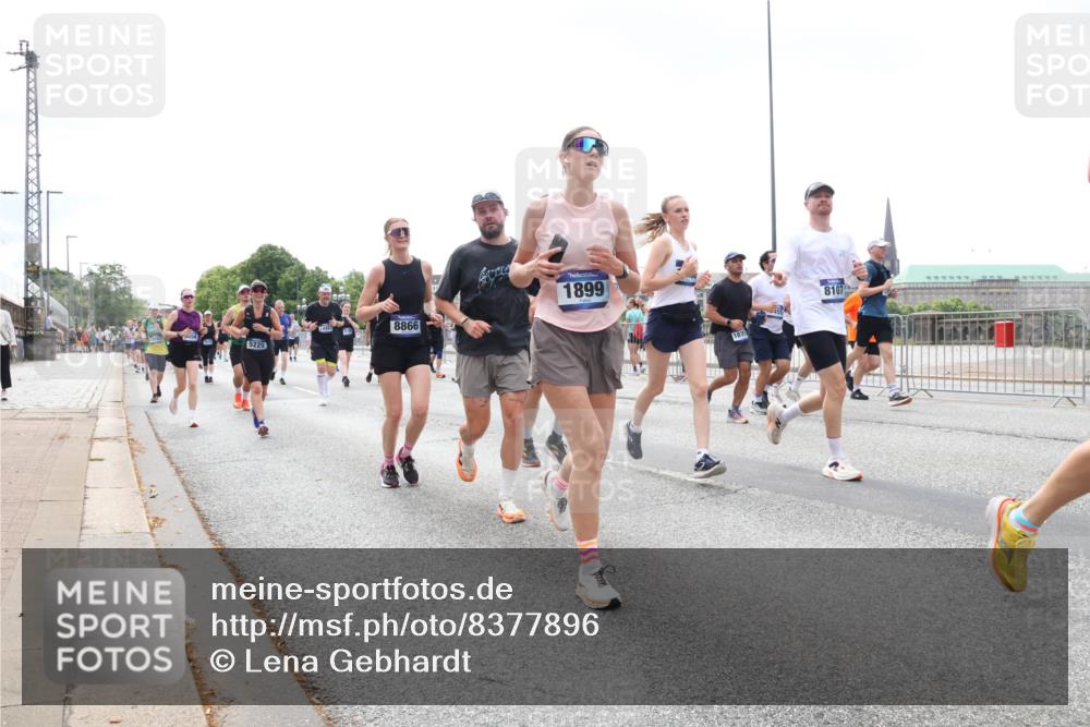 29.06.2025 - hella hamburg halbmarathon Lena Gebhardt http://msf.ph/oto/8377896 29.06.2025 10:40:03 Lombardsbrücke 8866, 1899, 167, 8107, 1018, 1037, 1058, 1076, 1291, 1586, 1691, 1899, 2019, 2109, 2254, 2313, 2515, 2572, 2578, 2866, 2888, 2976, 3046, 3237, 3295, 3515, 3607, 3808, 3882, 3883, 3884, 4173, 4271, 4298, 4471, 4752, 4756, 5045, 5113, 5229, 5263, 5351, 5352, 5654, 5701, 5877, 5901, 6097, 6427, 6428, 6463, 6548, 6673, 6698, 6739, 6750, 6866, 6876, 6890, 6920, 7045, 7053, 7108, 7125, 7174, 7199, 7429, 7455, 7456, 7675, 7850, 8107, 8612, 9747, 10441 meine-sportfotos.de