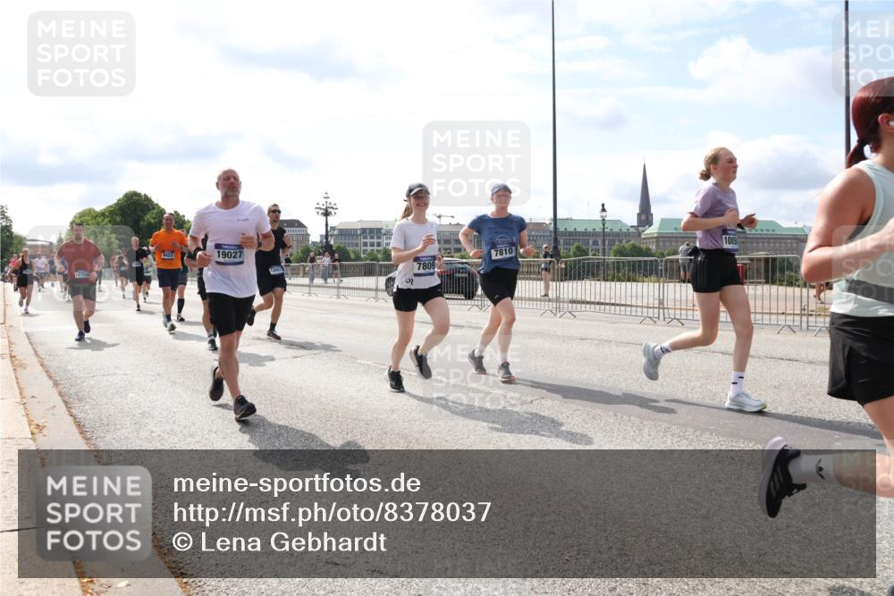 29.06.2025 - hella hamburg halbmarathon Lena Gebhardt http://msf.ph/oto/8378037 29.06.2025 10:15:24 Lombardsbrücke 19027, 12457, 3, 7809, 7810, 1085, 1296, 1379, 1440, 1524, 1575, 1745, 2110, 2140, 2281, 2720, 2989, 3417, 3507, 3509, 3513, 3650, 3844, 4466, 4492, 4494, 4495, 4641, 5069, 5271, 5739, 5800, 5986, 6181, 6248, 6317, 6376, 6576, 7452, 7809, 7810, 7881, 8237, 8239, 8256, 8275, 8522, 8563, 8609, 8854, 9113, 9307, 9423, 9657, 9847, 9911, 9975, 9997, 10108, 10589, 10717, 10775, 10858, 11271, 11598, 12457, 12521, 13197, 13453, 13500, 14413, 14552, 15150, 15307, 15740 meine-sportfotos.de