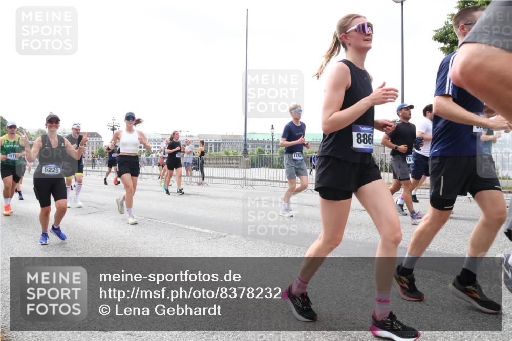 29.06.2025 - hella hamburg halbmarathon Lena Gebhardt http://msf.ph/oto/8378232 29.06.2025 10:40:05 Lombardsbrücke 1511, 5229, 11242, 886, 167, 1018, 1037, 1058, 1076, 1291, 1586, 1691, 1899, 2019, 2109, 2254, 2313, 2515, 2572, 2866, 2888, 2976, 3046, 3237, 3295, 3515, 3607, 3808, 3810, 3882, 3883, 3884, 4173, 4271, 4298, 4471, 4752, 4756, 5113, 5229, 5263, 5351, 5352, 5654, 5701, 5877, 5901, 5975, 6097, 6427, 6428, 6463, 6548, 6673, 6698, 6739, 6750, 6866, 6876, 6890, 6920, 7045, 7053, 7108, 7125, 7174, 7199, 7429, 7455, 7456, 7675, 7850, 8107, 8612, 9747, 10441 meine-sportfotos.de