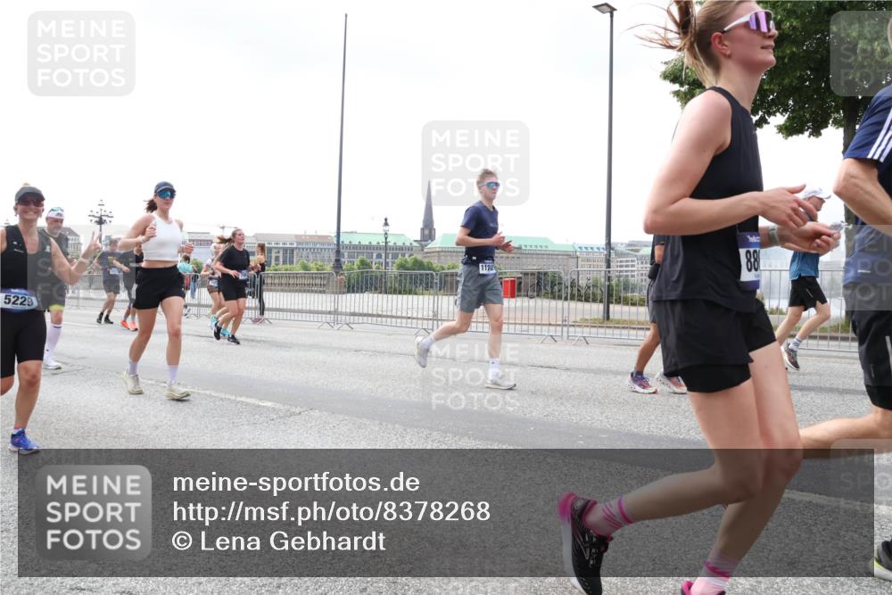 29.06.2025 - hella hamburg halbmarathon Lena Gebhardt http://msf.ph/oto/8378268 29.06.2025 10:40:05 Lombardsbrücke 5229, 88, 1018, 1037, 1058, 1076, 1291, 1586, 1691, 1899, 2019, 2109, 2254, 2313, 2515, 2572, 2866, 2888, 2976, 3046, 3237, 3295, 3515, 3607, 3808, 3810, 3882, 3883, 3884, 4173, 4271, 4298, 4471, 4752, 4756, 5113, 5229, 5263, 5351, 5352, 5654, 5701, 5877, 5901, 5975, 6097, 6427, 6428, 6463, 6548, 6673, 6698, 6739, 6750, 6866, 6876, 6890, 6920, 7045, 7053, 7108, 7125, 7174, 7199, 7429, 7455, 7456, 7675, 7850, 8107, 8612, 9747, 10441 meine-sportfotos.de
