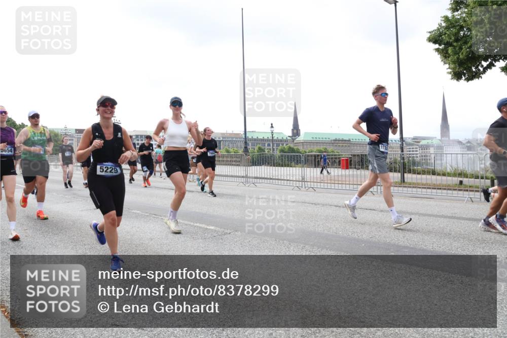 29.06.2025 - hella hamburg halbmarathon Lena Gebhardt http://msf.ph/oto/8378299 29.06.2025 10:40:06 Lombardsbrücke 5654, 6720, 5229, 1018, 1037, 1058, 1076, 1291, 1586, 1691, 1899, 2019, 2109, 2254, 2313, 2515, 2572, 2866, 2888, 2976, 3046, 3237, 3295, 3515, 3607, 3808, 3810, 3882, 3883, 3884, 4173, 4271, 4298, 4471, 4752, 4756, 5113, 5229, 5263, 5351, 5352, 5654, 5877, 5901, 5975, 6097, 6363, 6427, 6428, 6463, 6548, 6673, 6698, 6739, 6750, 6866, 6876, 6890, 6920, 7045, 7053, 7108, 7125, 7174, 7199, 7429, 7455, 7456, 7675, 7850, 8107, 8612, 10441 meine-sportfotos.de