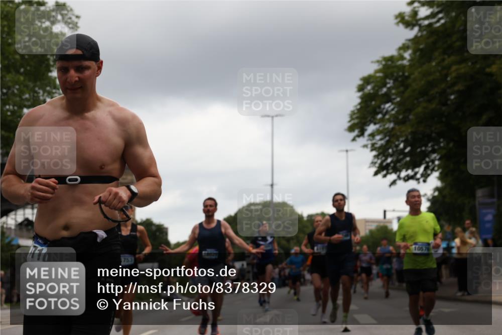29.06.2025 - hella hamburg halbmarathon Yannick Fuchs http://msf.ph/oto/8378329 29.06.2025 10:54:35 20KM 1364, 1414, 1653, 1681, 2322, 2323, 2363, 6033, 6201, 6309, 6487, 6754, 6757, 7006, 7065, 7636, 8003, 8191, 8421, 8422, 8509, 8923, 9020, 10534, 10576, 11041, 11366, 11623, 11702, 11753, 11782, 11937, 12491, 13488, 13589, 14224, 14429, 14577, 15269, 17491, 17825, 17899, 17952, 18029, 18063, 19159, 19246 meine-sportfotos.de