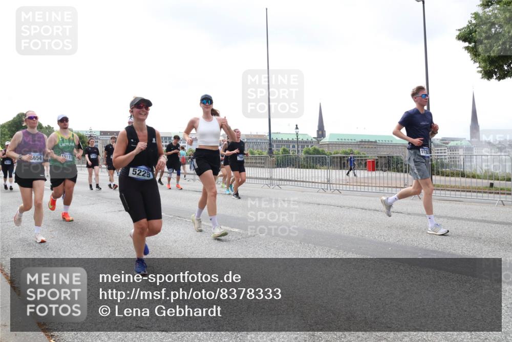 29.06.2025 - hella hamburg halbmarathon Lena Gebhardt http://msf.ph/oto/8378333 29.06.2025 10:40:06 Lombardsbrücke 5654, 15111, 6726, 5229, 1122, 1018, 1037, 1058, 1076, 1291, 1586, 1691, 1899, 2019, 2109, 2254, 2313, 2515, 2572, 2866, 2888, 2976, 3046, 3237, 3295, 3515, 3607, 3808, 3810, 3882, 3883, 3884, 4173, 4271, 4298, 4471, 4752, 4756, 5113, 5229, 5263, 5351, 5352, 5654, 5877, 5901, 5975, 6097, 6363, 6427, 6428, 6463, 6548, 6673, 6698, 6739, 6750, 6866, 6876, 6890, 6920, 7045, 7053, 7108, 7125, 7174, 7199, 7429, 7455, 7456, 7675, 7850, 8107, 8612, 10441 meine-sportfotos.de